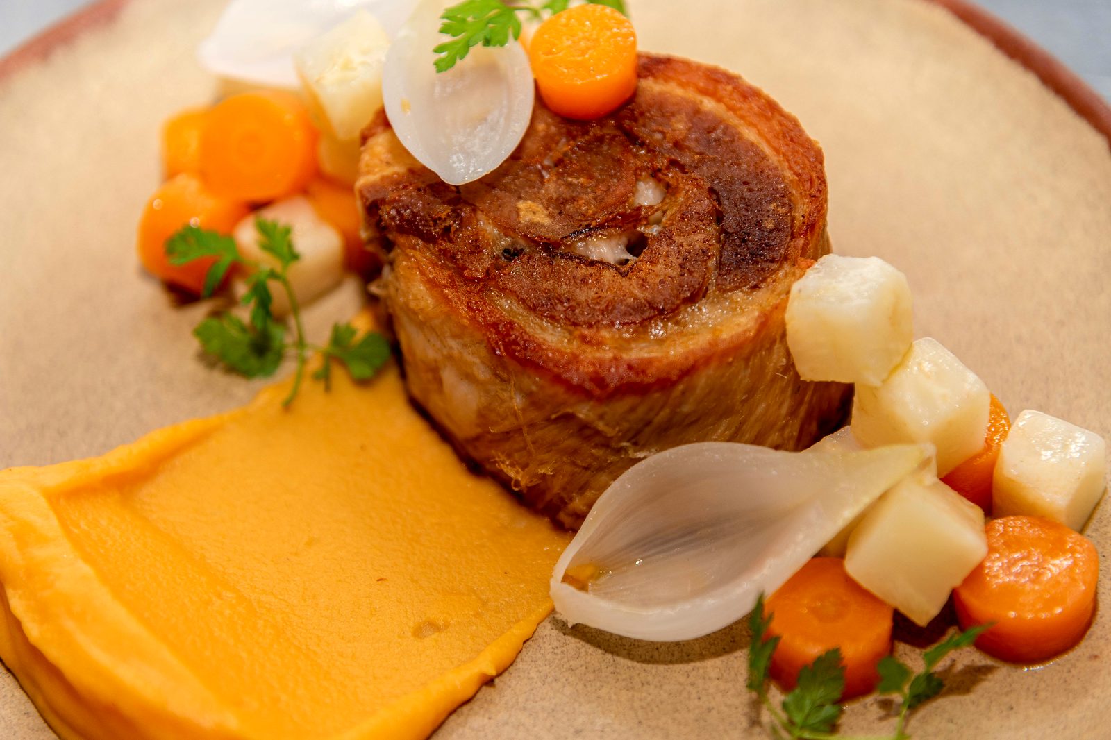 Le Cochon de L’Apibo confit huit heures au four, mousseline de patate douce et légumes glacés, générosité bistronomique rue Tiquetonne à Paris