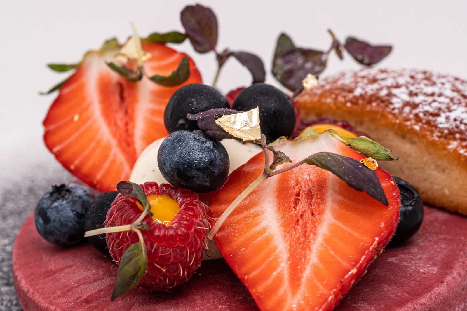 Dessert aux fruits rouges de L’Apibo : fraises, myrtilles, framboise et crémeux vanille, éclat de feuille d’or et brioche dorée, à Paris 2e