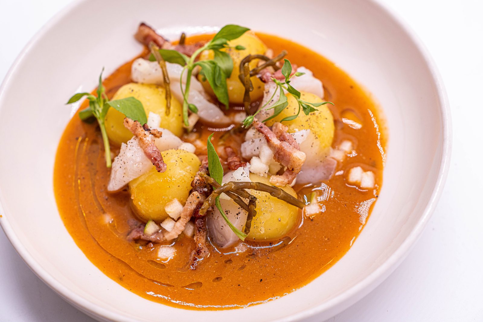 Suggestion du chef à L’Apibo : poisson du jour et pommes de terre dans une bisque, lardons grillés, salicorne et jeunes pousses, à Paris 2e